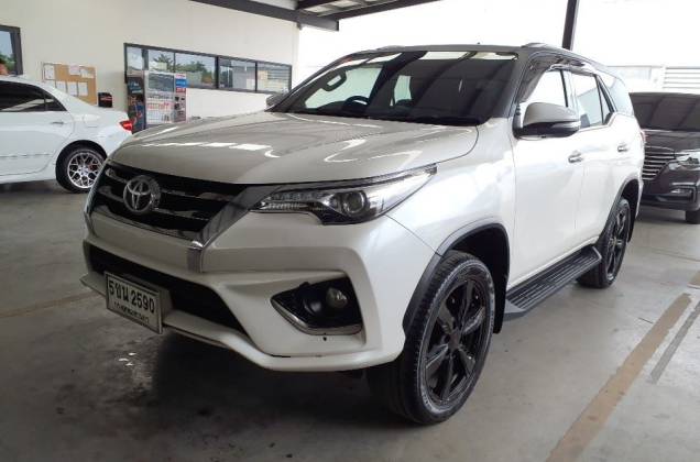 Fortuner 2.8 V TRD Sportivo Black Top 4WD (MY15) AT