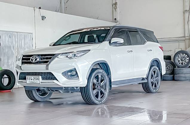 Fortuner 2.8 V TRD Sportivo Black Top 4WD (MY15) AT